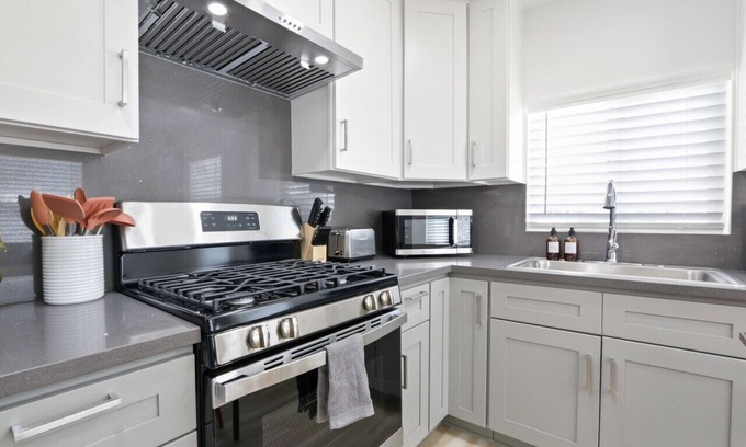 San Gabriel Casa | Charming Escape Queen bed with private washer and dryer