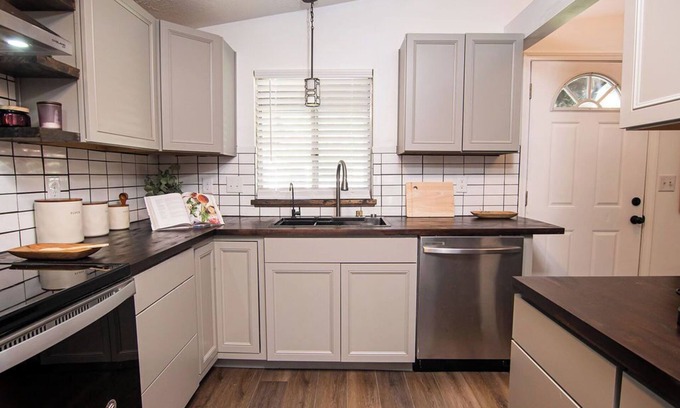 Lansing Casa | Charming Executive 3Bed-2Full Bath HOME - McLaren-Sparrow /Breslin n