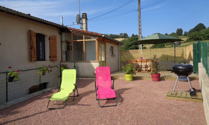 Saint-Marcel-dʼUrfe Cabaña | Acogedor Gîte con Terraza Privada y Acceso a Visitas de Granja en Saint-Marcel-d'Urfé