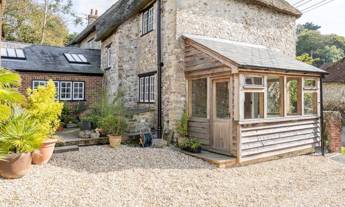 Combpyne Otro | Charming Family Farmhouse near Lyme Regis, 10 minute drive to the beach