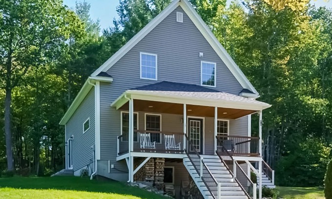 West Poland Casa | Charming family-friendly home near the Lake, deck, and backyard playground