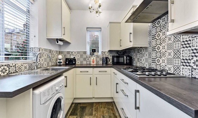 Clapton Apartamento | Charming Family Abode: Beautiful Home with Outdoor Space