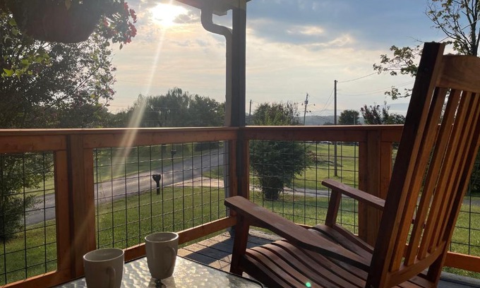 Dandridge Casa | Charming Family Lakeview Cottage 3 min to lake