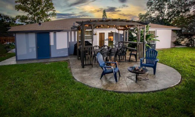 Brandon Casa | Charming Family Oasis - Dog-Friendly - Backyard