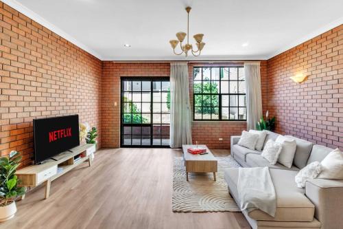 Glenunga Casa | Charming Family Retreat with Arcade - Glenunga