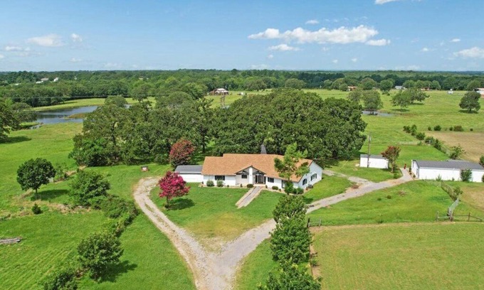 Calera Otro | Charming Farm house-10 mins to LakeTexoma/StarlinkWIFI/HotTub/Zipline/Trampoline