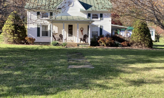 Roseland Otro | Charming Farmhouse across from Devils Backbone Brewery.