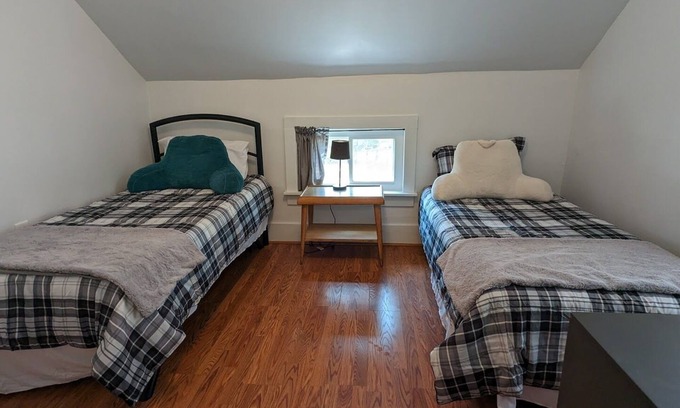 Montague Casa | Charming Farmhouse Cottage near Lake
