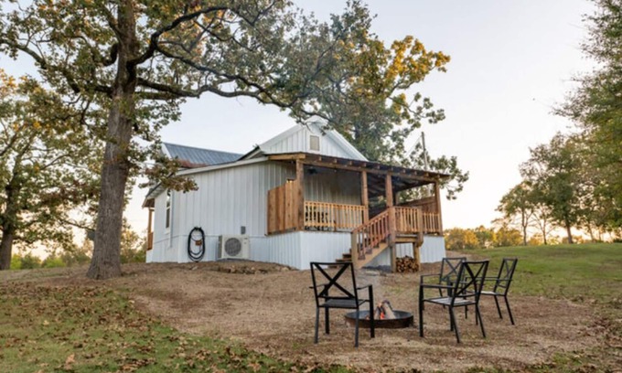 Ringold Cabina | Charming farmhouse, full kitchen, private back deck, fire pit, quiet area
