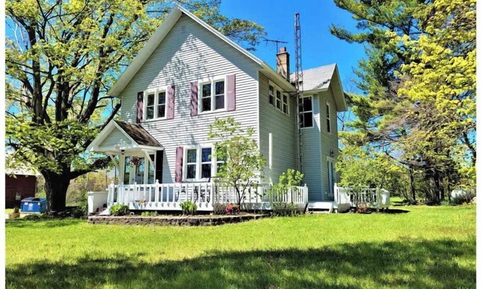 New Era Otro | Charming Farmhouse in the Orchards near Lake Mich!