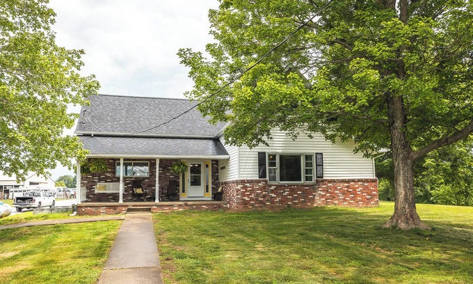 Anna Otro | Charming farmhouse on a beautiful horse ranch-Shawnee Hills Wine Trail
