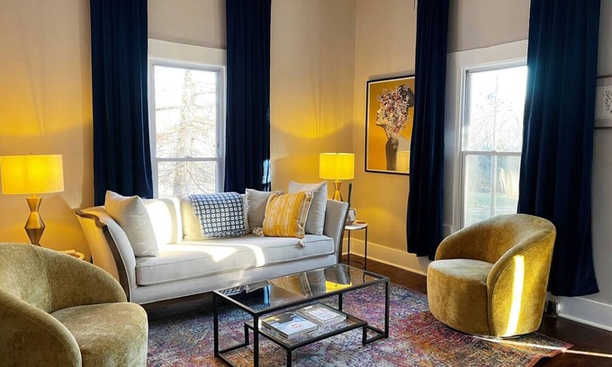 Hartsburg Otro | Charming Farmhouse Retreat
