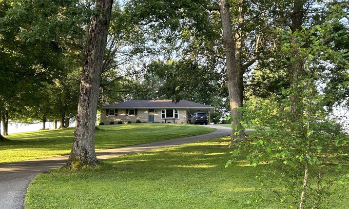 Munfordville Otro | Charming Farmhouse Retreat with Scenic Views, Spacious Yard and Perfect Location