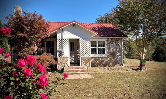 Harrison Otro | Charming farmhouse with AC, Wi-Fi, open concept for 4 people, serene Harrison
