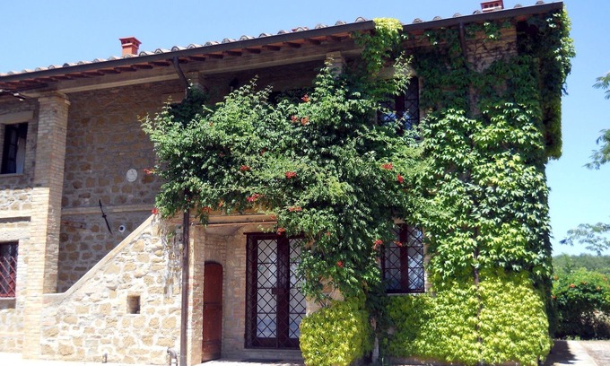 Torgiano Apartamento | Encantadora casa de campo con piscina cerca de Asís y Perugia, en una finca de vino