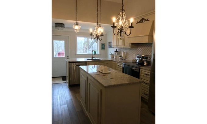 Eastview Otro | Charming Farmhouse with Lake Views - just 15 minutes from Elizabethtown