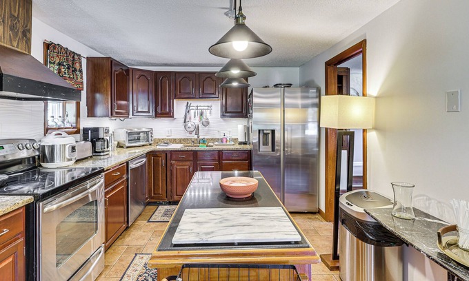 Farmington Casa | Charming Farmington Home ~ 5 Mi to UConn Health!
