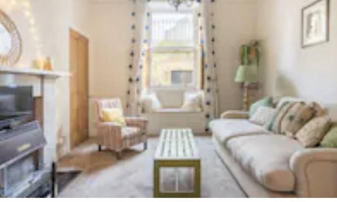 Stockbridge Apartamento | Charming flat in quiet cobbled street in Stockbridge facing the river with patio