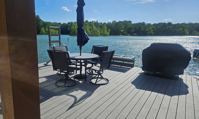 Jacksboro Alquiler De Eote | Charming floating home on Norris Lake with 2 bedrooms, 1 bath and free WiFi!