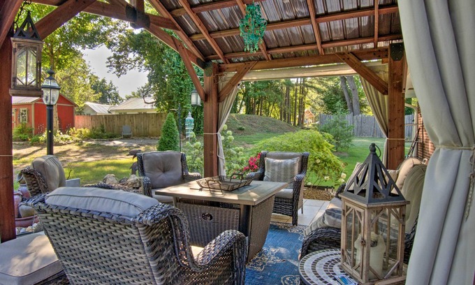 Florence Casa | Charming Florence Getaway w/ Fireplace & Grill!