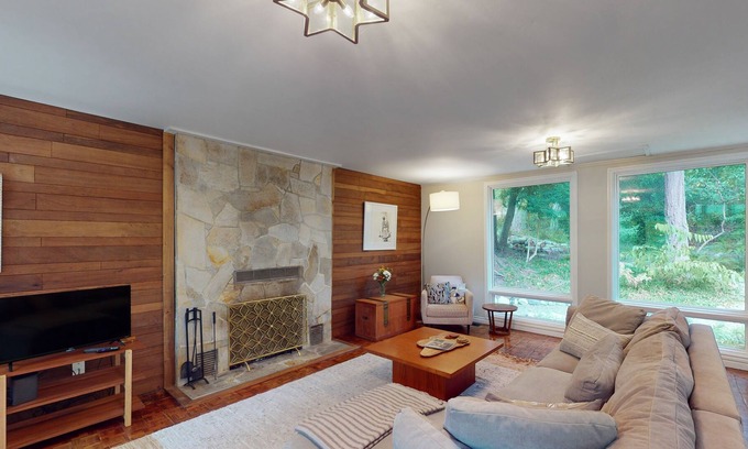 South Colby Casa | Charming forest cottage with gorgeous garden, fireplace & prime location