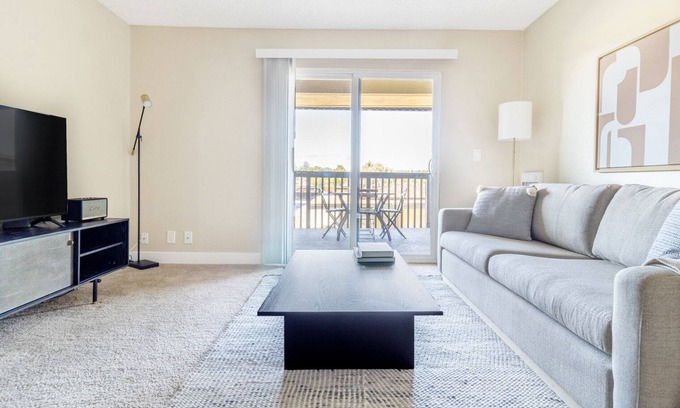 Foster City Apartamento | Charming Foster City 2BR w/ Gym, Pool, W/D, near highways, by Blueground