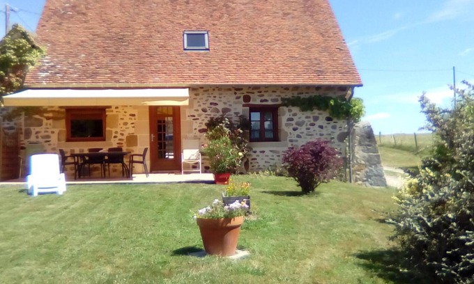 Bourbon-l'Archambault Cabaña | **Casa rústica restaurada con pesca, piscina y actividades en plena naturaleza**