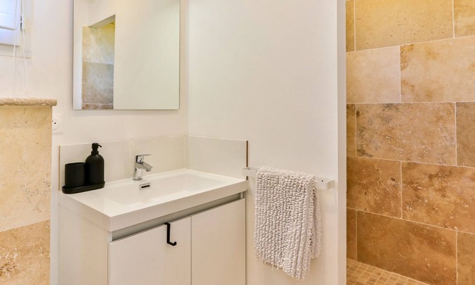Saint-Etienne-du-Gres Casa | Charming new air-conditioned villa just 10 minutes from Les Baux de Provnce, a sure-fire favourite!