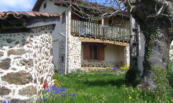 Saint-Medard-en-Forez Cabaña | Encantadora casa rural con chimenea, balcón y jardín en St-Médard-en-Forez