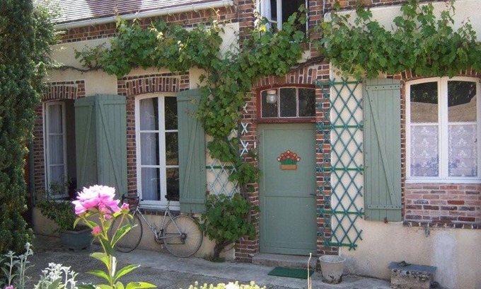 Fontaine-Fourches Cabaña | Charming French Countryside Self-Catering Cottage