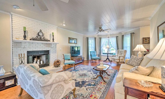 Wilmington Casa | Charming Wilmington Retreat with Deck and Yard!