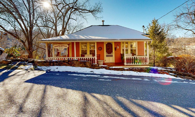 Eureka Springs Historic District Cabaña | Charming fully restored cottage with balcony, private hot tub, balcony & views