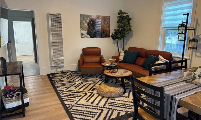 Evanston Casa | Charming fully remodeled 2-bedroom house with WiFi in Evanston