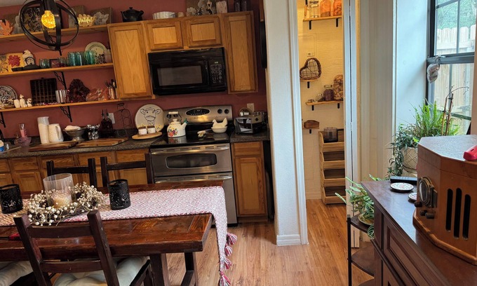 Palatka Cabaña | Charming furnished artist country cottage with WiFi and AC in Palatka.