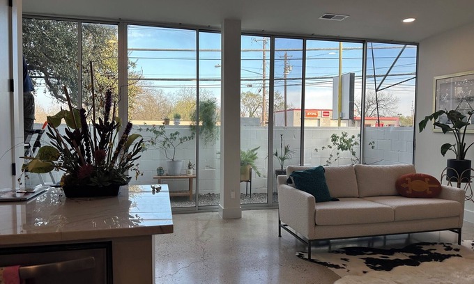 Galindo Condominio | 5 minutes to Barton Springs and downtown - super close to the park!
