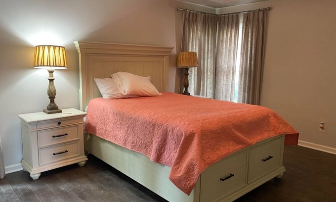 Cordova Casa | Charming furnished house in Cordova TN with WiFi, 2-car garage, jetted tub