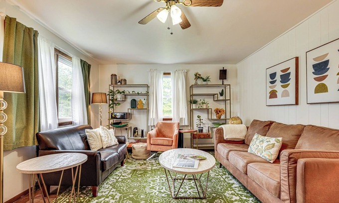 Gardiner Casa | Charming Gardiner Home w/ Yard & Sunroom