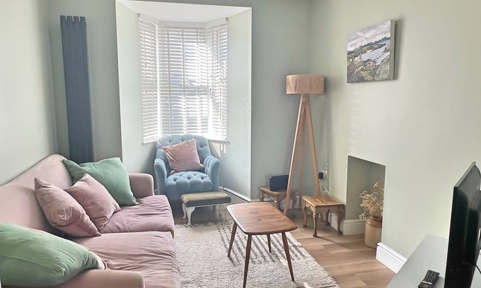 Newborough Casa | Charming 3 Bed Townhouse Near Llanddwyn Beach