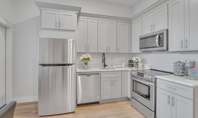 North Ironbound Apartamento | Charming Gem In Newark 3 Bedroom Apts by RedAwning