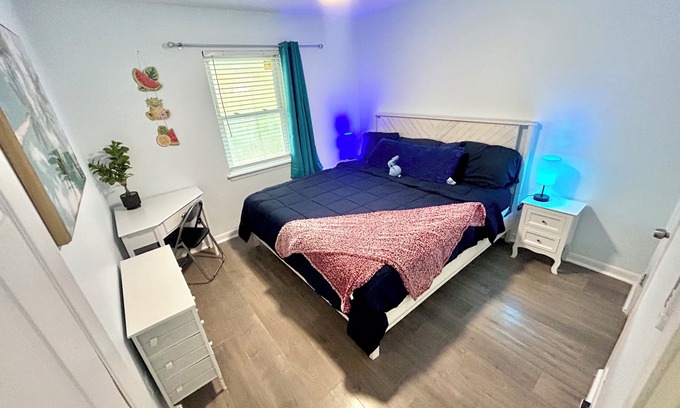 Northeast Pensacola Casa | Charming Getaway w 2 King Beds Laundry Backyard