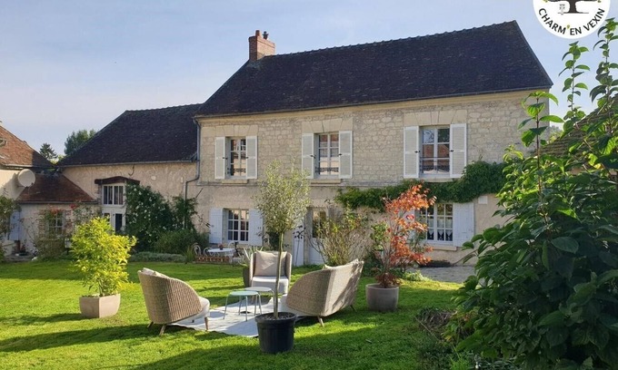 Neuilly-en-Vexin Casa | Charming gîte with garden and fireplace