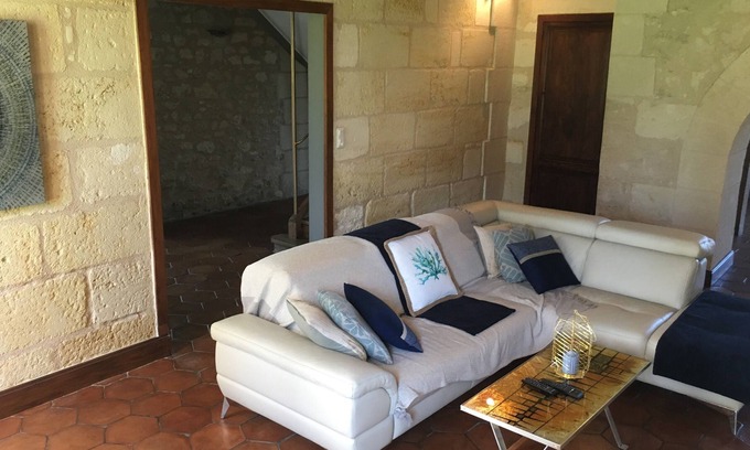 Villegouge Casa | CASA CON ENCANTO DENTRO DE UNA PROPIEDAD DE VINO ORGÁNICO