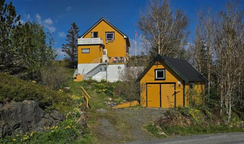 Sørvagen Casa | Charming golden cabin with breathtaking sea views
