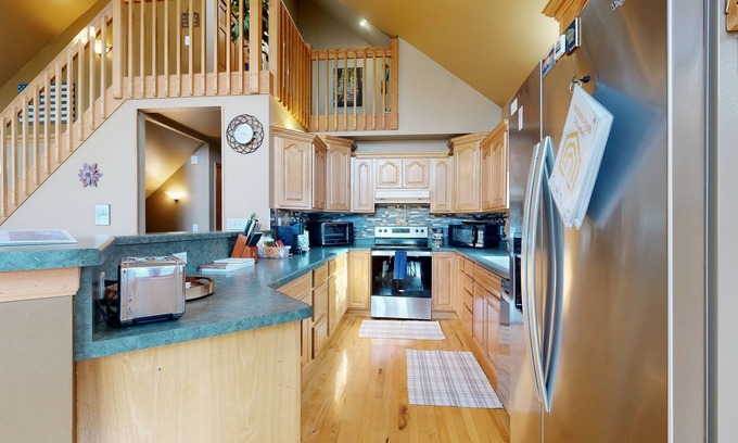 Rome Casa | Charming Golf View Home, w/ Hot tub, Sauna, Fire pit, near Lakes & Trails!