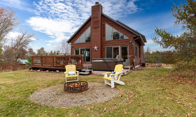 Rome Casa | Charming Golf View Home, w/ Hot tub, Sauna, Fire pit, near Lakes & Trails!