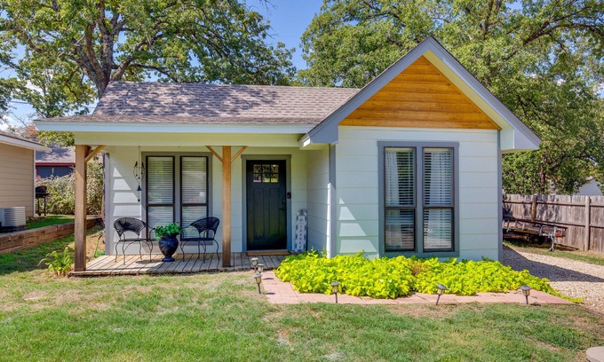 Granbury Cabaña | Charming Granbury Cottage Retreat w/ Private Patio