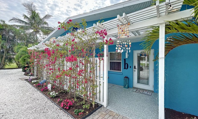 Ilexhurst Cabaña | Charming Ground Level Resort Style 3unit condo unit B a few steps from the beach