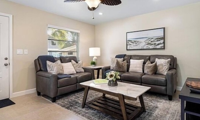 Sanibel Cabaña | Charming Ground-Level Retreat at Sanibel Shore-Walk to the Beach