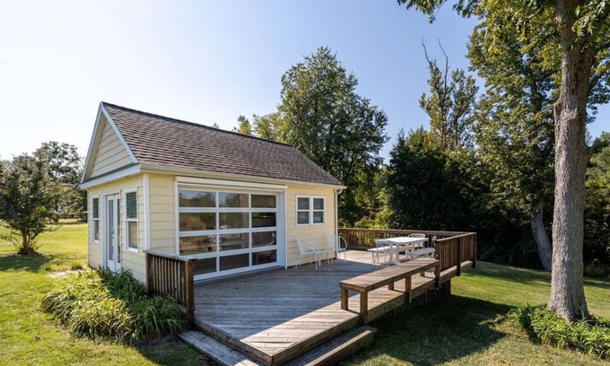 Deltaville Cabaña | Charming Guest Cottage on Jackson Creek w/kayaks and bikes available!