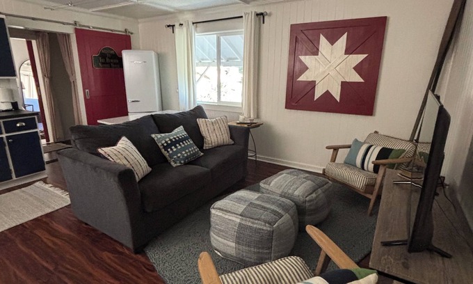 Cedar Glen Cabaña | Charming guest house cottage a short walk to lake trails
